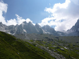 Sciorahütte (Bildmitte) im Hintergrund die Scioragruppe