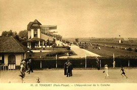 La grande tribune de l'hippodrome dans les années 1930