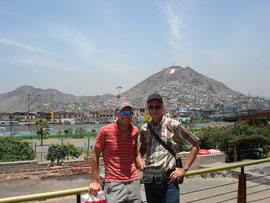 Lukas und ich, im Hintergrund der Hügel San Cristobal