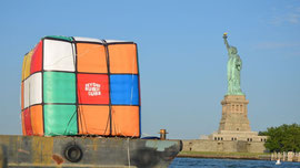 Cubo de Rubik flotante. Tomado de http://gothamist.com/