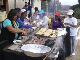 Parrillada manabita para adultos mayores, servida por el Patronato municipal. Manta, Ecuador.