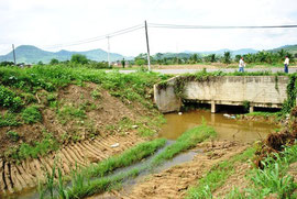 Canal de drenaje principal en el sitio El Cady de Portoviejo, Ecuador.