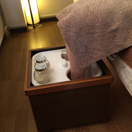 足つぼ/最初は足湯に入って頂きます。