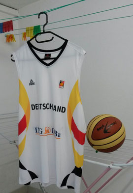 Das Trikot der deutschen Basketball-Nationalmannschaft an einer Wäscheleine