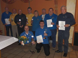 Das Bild zeigt von links stehend: Dieter Heidenreich, Eckard Husch, Clubmeister Dieter Bauer, Olaf Kopplin, Dieter Rybakowski, Günther Heins, Burkhard Balkenhol und Dieter Raquet, kniend: Grünkohlkönig Hans-Jörg Reuter und Thomas Trautmann