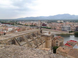 Blick von Festung ("Suda") auf Kathedrale und Ebro