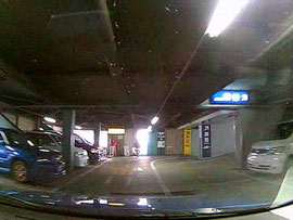 立体駐車場ではヘッドライトを点灯 人と車の安全な移動をデザインするシンク出版株式会社 立体駐車場ではヘッドライトを点灯 人と車の安全な移動をデザインするシンク出版株式会社