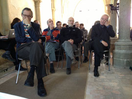 Un public attentif dans la salle capitulaire de l'abbaye d'Hambye