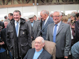 L'abbé Basile essaie le fauteuil offert avec les dons de la population du canton