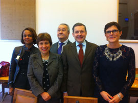 avec Mmes Egyptienne et Prost-Coletta, représentant l'Etat, M.Chazal, président des associaitons d'aveugles et de malvoyants, et Mme Prado, présidente nationale de l'UNAPEI, vice-présidente de l'observatoire