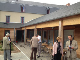 A droite, Etienne Viard, maire et conseiller général de Canisy, fait découvrir à Mme la Préfète le nouveau Pichet d'Etain
