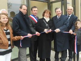 Inauguration des travaux de la mairie de St Laurent de Cuves par Mme le Sous-Préfet, avec M. le Maire et M. le Député, ainsi que le Président de la Communauté de communes de la Sée