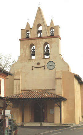 Clocher-mur à horloge excentrée