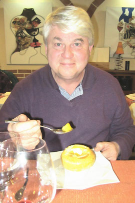 La pomme d’un vieux croûton insuliné devant la croustade aux pommes safranée