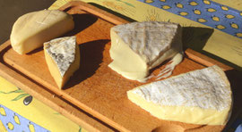 Trois fromages de Brie, un de l'Yonne