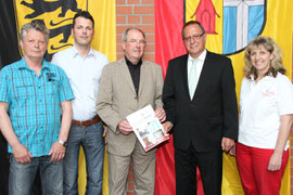 Mit einer 2.000 €-Spende unterstützt die Nussbaum Stiftung Typisierungsaktionen von B.L.u.T eV. Den Spendenscheck übergab BM a.D. Bruno Gärtner (3.v.l.) als Mitglied des Stiftungsrates an OB Walter Heiler, den Schirmherrn der Typisierungsaktion. (Bild su)