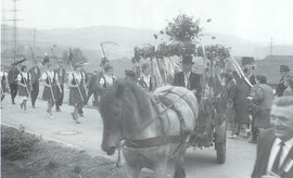 festlich geschmückte Erntewagen