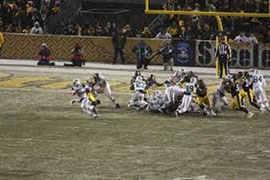 En esta fotografía, el quarterback hace un engaño de pase y corro al lado opuesto.
