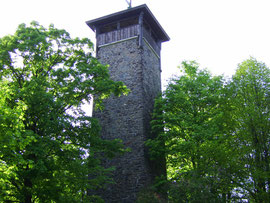 Der Weißenstein mit Aussichtsturm auf 670 m