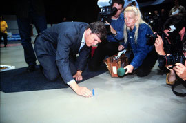 Nummer 1 von 38,5 Millionen - Loek Hermans, Gouverneur von Friesland, setzt am 14. 7. 1998 den ersten Stein des ersten Domino Days. Foto von KIPPA, unter Creative-Commons-Lizenz veröffentlicht