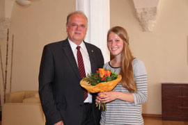Glückwünsche von Bürgermeister Dr. Reinhard Resch an Anna Brandl für ihre außerordentliche schulische Leistung und ihr soziales Engagement. Foto: Stadt Krems.