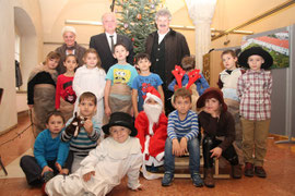 Kinder der VS Hafnerplatz schmückten den Christbaum im Rathaus. Foto: Stadt Krems.