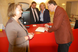 V.l.n.r.: Büchereileiterin Christiana Reischl, GR Mag. Klaus Bergmaier, StRin Eva Hollerer, Journalist und Buchautor Eugen Freund. Foto: zVg