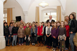 Die 3. Klassen der VS Stein besuchten Bürgermeister Dr. Reinhard Resch im Rathaus. Foto: Stadt Krems.