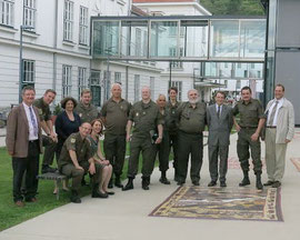 „Kulturgüterschutz“.Die Verbindungsoffiziere für den militärischen Kulturgüterschutz des Militärkommandos Niederösterreich und VertreterInnen der Donau-Universität Krems am Campusgelände. Foto: Donau-Universität