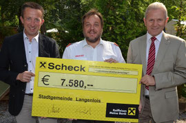Langenlois hilft in schweren Zeiten: V.l.n.r.: Vizebgm. Ing. Leopold Groiß, Landesrettungsrat Hans Ebner und Bgm. Hubert Meisl. Foto: Ulli Paur.