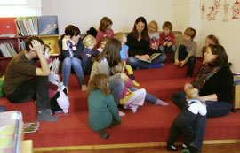 Eva Stockinger liest am Aschermittwoch in der Stadtbücherei für Kinder. Foto: Stadt Krems.