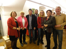 V.l.n.r.: Christiana Reischl, Renate Lind, Autor Ernst J. Schmidlechner, GR Mag. Klaus Bergmaier, Andrea Schiffinger, Mag.a Maria Schiffinger (Obfrau Literaturforum), Günther Richter. Foto: zVg