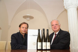  Fritz Miesbauer und Bürgermeister Dr. Reinhard Resch präsentieren stolz. den "Salon-Sieger". Foto: Stadt Krems.
