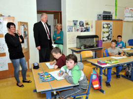 Bürgermeister Dr. Reinhard Resch im Gespräch mit den Lehrerinnen Andrea Wohlfahrter-Höbarth, Gabriele Malek und und den Kindern. Foto: Stadt Krems.