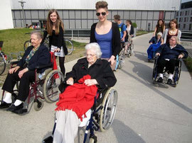 Gemütliche Spazierfahrt mit den BewohnerInnen des SeneCura Sozialzentrums Krems Haus Dr. Thorwesten. Foto: zVg