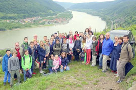  Lemberger Gymnasiasten mit ihren Freunden aus dem Piaristengymnasium, sowie Gasteltern, Mitglieder des Freundeskreises und Sponsoren beim Ausflug in die Wachau. Foto: zVg