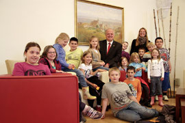 Schüler der VS Stein besuchten Bgm. Dr. Reinhard Resch. Foto: Stadt Krems