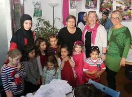 Foto: Mit Manuela Leoni, fachliche Leiterin von Krems Interkulturell, freuten sich auch   Bildungsstadträtin Mag. Anna Wegl und Bürgermeisterin a.D. Inge Rinke über den Besucherandrang. Foto: Stadt Krems.