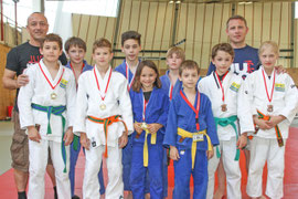 2. Reihe: Andreas Schlögl, Robert Seitner, Andreas Dogariu, Alexander Promber, Dietmar Ponner. 1. Reihe: Julian Schlögl, Johannes Meinhard, Franziska Schlögl, Fabian Dogariu, Moritz Schlögl, Natalie Ponner. Foto: zVg