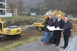 Bgm. Dr. Reinhard Resch und Vizebgm. Gottfried Haselmayer informieren sich  bei Straßen-Wasserbau-Leiter DI Helmut Hardegger über den Baufortschritt. Foto: Stadt Krems.