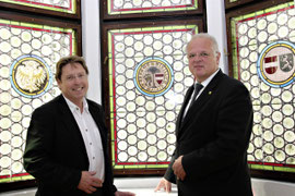 Bgm. Dr. Reinhard Resch und DI Franz Beicht vom Bundesdenkmalamt nehmen das restaurierte Erkerfenster in Augenschein. Foto: Stadt Krems.