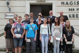 Bgm. Dr. Reinhard Resch und Stadträtin Mag. Anna Wegl gratulierten den Schülerinnen und Schülern der Neuen Mittelschule und der Polytechnischen Schule zu ihren ausgezeichneten Schulerfolgen. Foto: Stadt Krems