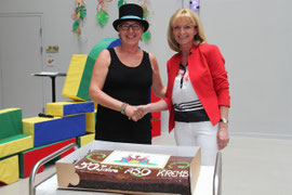 Stadträtin Hollerer überreichte „Zirkusdirektorin“ Dorrit Stiglbrunner eine Jubiläumsorte zum 50. Geburtstag der Sonderschule Krems. Foto:Stadt Krems.