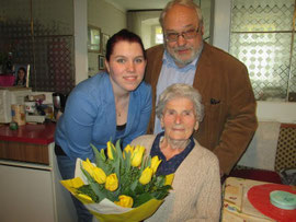 Jubilarin Maria Brückner mit GRin Schmidt und GR Friedl. Foto: zVg.