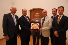 Stadtrat Dr. Wolfgang Chaloupek begrüßt IMC-Geschäftsführer Heinz Boyer und die Gäste aus Kasachstan im Kremser Rathaus. Foto: Stadt Krems