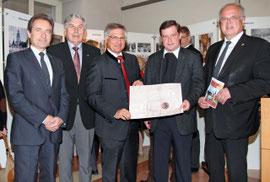 Eröffnung der Fotoausstellung „1000 Jahre Pfarre Krems – einst und jetzt“: Vizebgm. Mag. Wolfgang Derler, DI Ernst Kalt, DR. Erich Neumeister, Stadtpfarrer Mag. Franz Richter, Bgm. Dr. Reinhard Resch (von links). Foto: Stadt Krems.