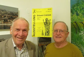 Kunstexperte Prof. Hadmar Lichtenwallner und Kultur-Mitte-Obmann Franz Kral mit dem Plakat der ersten Ausstellung der Kultur Mitte von 1994. Foto: zVg.