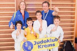 Carina Zeillinger, Fabian Dogariu, Manuel Kitzler, Leon Wiry mit den Trainern Sabine Weillechner und Jochen Schinkel. Foto: zVg