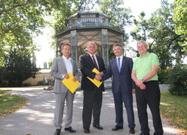 V.l.n.r.: Vizebürgermeister Mag. Wolfgang Derler, Bürgermeister Dr. Reinhard Resch, Günther Graf, Vorstandsdirektor der Kremser Bank und DI Werner Retter (Projektleiter). Foto: Stadt Krems.