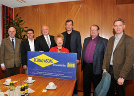 Dr. Wolfgang Chaloupek, Erwin Krammer, Bgm. Dr. Reinhard Resch, Christine Pölleritzer (Kremser Wirtschaftsbeirat), DI Harald Schön, DI Walter Stiefler und Teerag-Asdag-Baugebietsleiter Michael Riebel (von links) im Gespräch. Foto: Stadt Krems.